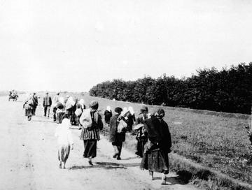 Hungry peasants leave the village in search of food in the city